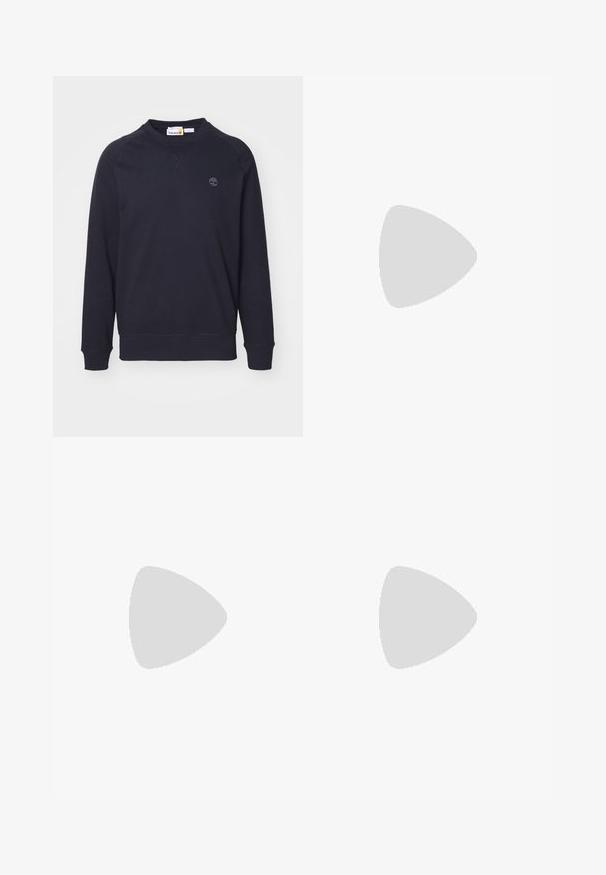 Felpa di un blu navy scuro realizzata in morbido cotone misto, con scollo rotondo, maniche raglan e un piccolo logo sul petto.; T-shirt bianca in cotone con scollatura rotonda, maniche corte e un piccolo logo nero "W.W." sul lato sinistro del petto. Tessuto liscio, vestibilità regolare.; Pantaloni utility in cotone marrone con design a gamba dritta, dotati di tasche anteriori e dettagli in metallo per una maggiore durata.; Scarpe da ginnastica nere alte con suola e lacci bianchi, abbinate a jeans di denim blu larghi, appoggiate su un parapetto grigio.