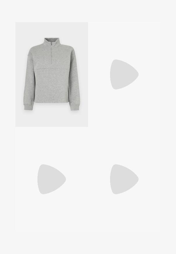 Grå zip-genser med ståkrage, laget av mykt stoff. Har lange ermer og en avslappet passform med en horisontal sømdetalj.; Vide benbukser i sort denim med glidelås i front, fem-lomme design og subtile sømdetaljer. Glatt tekstur og avslappet stil.; Svart høyglans sandaler med hæl, firkantet tå, ankelremmer og sølvspenner. Har en kraftig blokkhæl for stabilitet.; Svart lær tote bag med glatt tekstur, rektangulær form og to lange håndtak. Ingen synlige deler eller dekorasjoner.