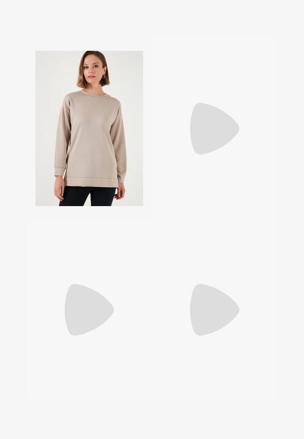 Világos bézs pulóver kerek nyakkivágással, hosszú ujjakkal és laza fit-es szabással. Simább textúrával rendelkezik, valamint bordás mandzsettákkal és szegéllyel.; Fekete, magas derekú farmernadrág gomb- és cipzárzárral, elülső zsebekkel és harangszárral, laposan egy fehér háttérre terítve.; Világoskék vászon sportcipők, krémszínű gumitippel és talppal, fehér fűzőkkel és egy húzófüllel a sarkán.; Fekete tote táska sima bőrből, ívelt, nyitott tetővel és két vállpánttal, minimális dizájnnal.