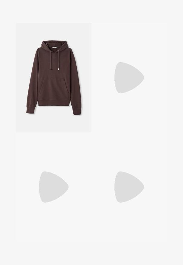 Brauner Kapuzenpullover aus weichem Baumwollmischgewebe, mit einer Vordertasche, verstellbarem Kordelzug und gesticktem Logoschmuck nahe dem Kragen.; Schwarze Hose aus glattem Stoff, mit geradem Bein Design, zwei vorderen Falten und einem Standardbund mit Gürtelschlaufen.; Braune Lederloafer mit glatter Oberfläche, abgerundeter Spitze, dekorativem Riemen und schwarzer Gummisohle. Merkmale sind minimale Nähte.; Leinene Tragetasche in Off-White, mit kurzen Henkel und dem aufgedruckten Text "LES DEUX" in fetten schwarzen Buchstaben. Strapazfähiges, schlichtes Design.