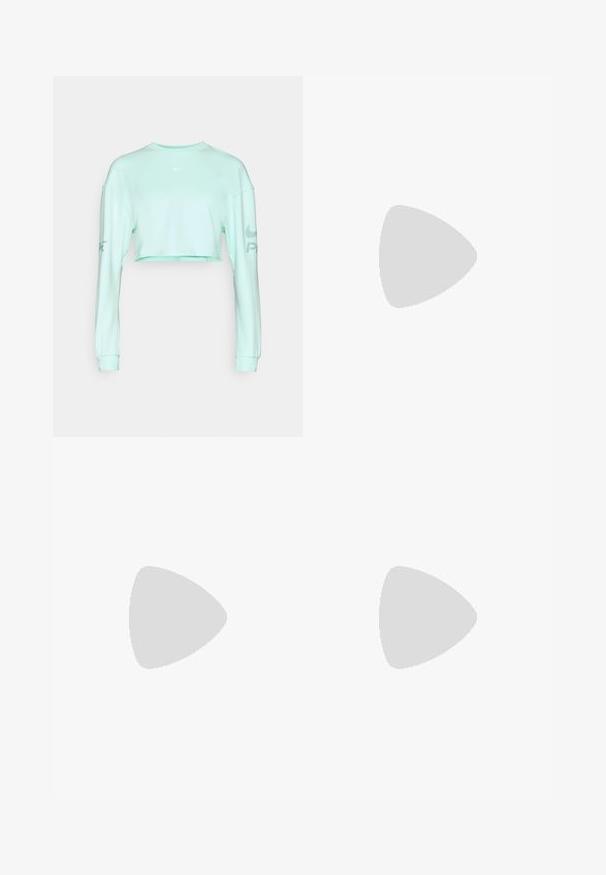 Sweatshirt court vert menthe à manches longues, avec un col rond et un petit logo Nike blanc sur la poitrine et le bras.; Soutien-gorge de sport noir avec une coupe ajustée, des bretelles larges et une superposition en mesh sur le devant. Texture lisse et coutures minimalistes. Logo Nike à l'ourlet.; Leggings noirs coupés en tissu extensible, avec une taille haute et une texture lisse, sans motifs ni éléments visibles.; Baskets Nike noires avec un dessus en tricot texturé, présentant un logo swoosh gris, accompagnées de chaussettes côtelées foncées. Semelle en caoutchouc plate.