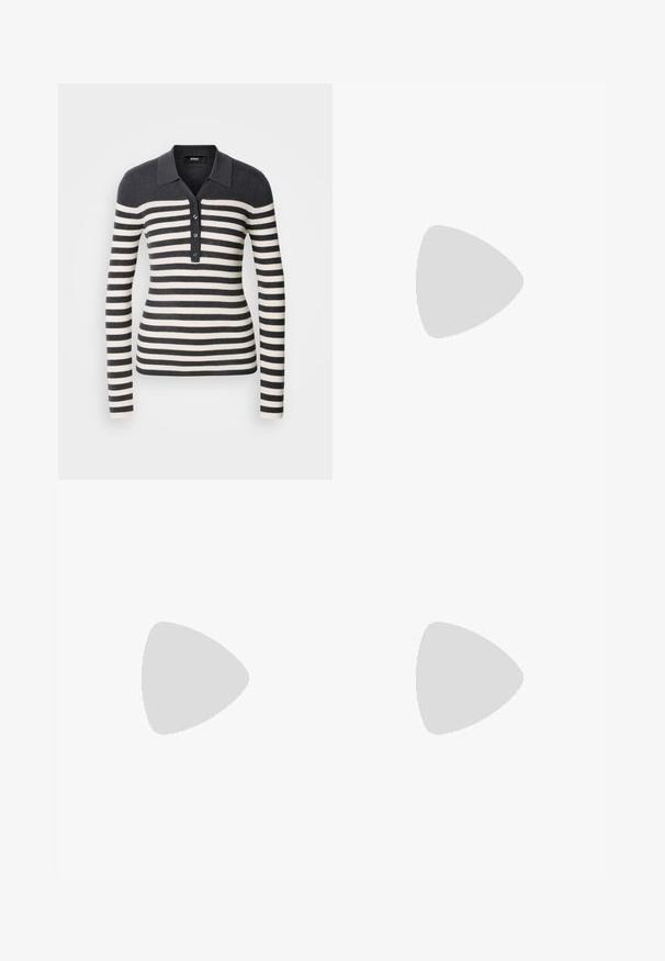 Pull en jersey rayé à manches longues, de couleur gris foncé et crème, avec un col et une fermeture à boutons. Texture côtelée sur l'ensemble.; Pantalons larges noirs en tissu lisse, dotés d'une taille haute, de coutures taillées et d'un design minimaliste. Aucun matériel visible ni poches.; Bottines en cuir verni noir avec un bout pointu et un talon block de hauteur moyenne. Texture lisse et design minimaliste.; Veste en cuir métallique argenté avec col en shearling, dotée d'une fermeture éclair et d'une surface texturée. Grandes boucles d'oreilles en goutte d'eau avec des pierres précieuses transparentes.