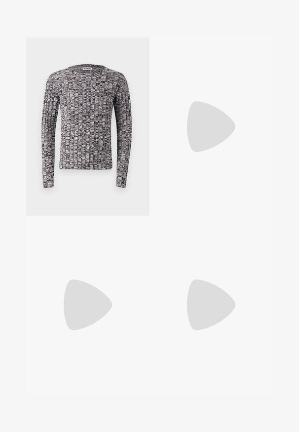 Pull à manches longues tricoté avec un motif texturé noir et blanc. Encolure ronde et poignets ajustés. Le matériau semble doux et léger.; Jeans en denim bleu foncé à jambes larges avec une texture légèrement déchirée, cinq poches et une fermeture classique à bouton et à glissière à la taille.; Mocassins en cuir marron avec une finition lisse, présentant un léger détail de couture sur le dessus et une semelle en caoutchouc noire.; Sac en cuir noir à bandoulière, de forme cylindrique, fermeture zippée et bandoulière réglable. Texture lisse avec des détails de design minimalistes.