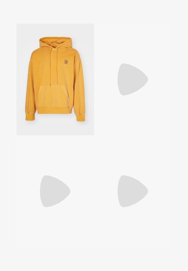 Sweatshirt à capuche jaune en tissu doux, doté d'une poche avant, d'une capuche avec cordon de serrage et d'un logo carré sur la poitrine.; Pantalons en denim noir à jambes larges avec des coutures contrastantes, design à cinq poches et fermeture à bouton à l'avant. Texture lisse et tissu solide.; Baskets en cuir beige avec trois rayures horizontales, bout rond, semelle plate en caoutchouc brun et doublure en tissu doux sur le col et la languette.; Sac bandoulière noir avec un compartiment principal zippé, une poche frontale, une sangle ajustable et un patch logo visible sur le rabat.