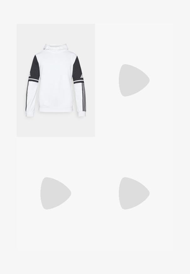 Weißer Kapuzenpullover mit schwarzen Ärmeln, der auf jedem Ärmel drei schwarze Streifen und das Markenlogo auf dem oberen linken Ärmel trägt. Glatte Textur.; Weißes Poloshirt mit schwarzen Streifen, ausgestattet mit einem knöpfbaren Kragen und gesticktem Vereinslogo mit goldenen Akzenten auf der Brust.; Schwarze Sporthosen mit lockerer Passform, versehen mit weißen Seitenstreifen, einem Kordelzugbund und zwei Seitentaschen. Hergestellt aus weichem Stoff.; Weiße Sportschuhe mit einem strukturierten Mesh-Obermaterial, einer stützenden gepolsterten Sohle und einem drei Streifen-Design an der Seite.