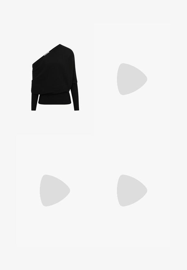 Pull noir côtelé avec un design asymétrique décolleté, des manches longues et un tissu texturé. Présente un ourlet inférieur ajusté.; Pantalons évasés en simili cuir noir avec une finition brillante, dotés d'une taille haute, de poches avant et de détails en métal argenté.; Bottine en cuir noir avec un bout carré, fermeture éclair sur le côté et talon bloc sur fond clair uni.; Sac à main en métal doré avec un design structuré, texture lisse et bandoulière ajustable. Présente une forme triangulaire unique et des coutures minimalistes.