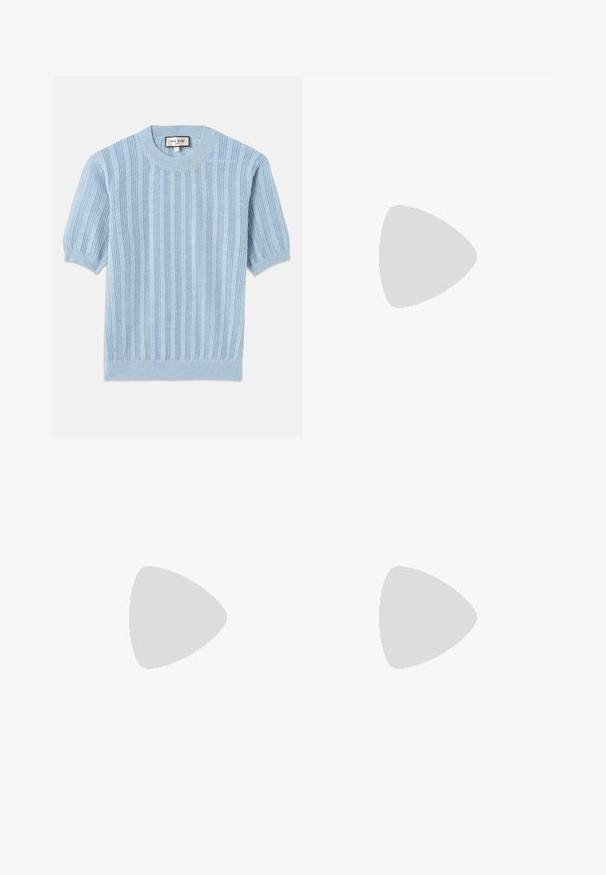 Gaiši zils adīts īsām piedurknēm džemperis ar ribotām tekstūrām, apaļu kakla izgriezumu un stitched detaļām gar ķermeni.; Melnas paplašinātas bikses ar gludu tekstūru, pielāgotu jostasvietu un priekšējām kabatām, veidotas ar elegantu, mūsdienīgu siluetu.; Melnas ādas kurpes ar smailu purngalu un zemu papēdi, ar teksturētu siksnu un metāla akcentu priekšā. Gluda virsma un elegants dizains.; Melnas ādas rokassomā ar zelta ķēdes akcentiem, gluda tekstūra un zelta logotipa noformējums. Iekļauta regulējama siksna daudzpusīgai valkāšanai.; Zelta auskari ar pulētu virsmu, ar biezu, apaļu dizainu un drošu aizvēršanas mehānismu. Gluda tekstūra un spīdīga izskats.