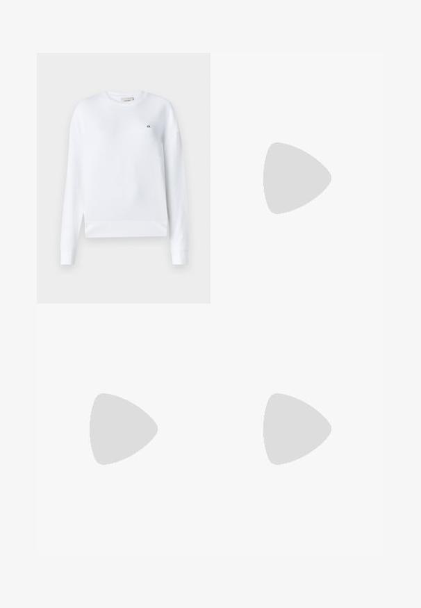 Calvin Klein REGULAR TERRY - Melegítőfelső - bright white; Világoskék farmer rövidnadrág, magas derékkal, egyenes szabással és nyers szegéllyel. Klasszikus gombos és cipzáras záródással rendelkezik, négy zseb van rajta.; Fekete bőr slingback magassarkúk, hegyes orral, vékony sarkakkal és arany színű részlettel a állítható pánton. Simа felület.; Fehér bőrtáska ívelt formájú, elöl feltűnő "CK" logóval, egyetlen vállpánttal. Cipzáras zárás a tetején.