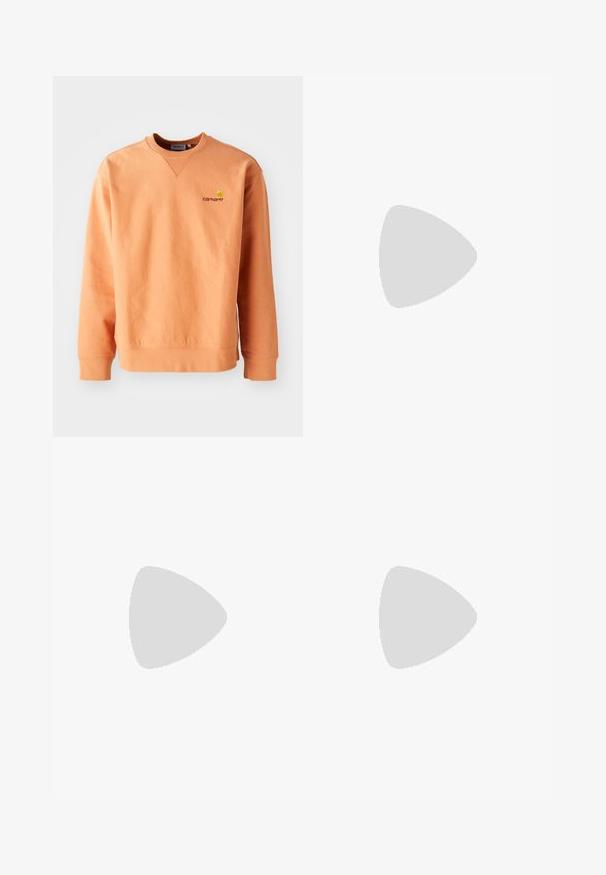 Sweatshirt orange à manches longues et col rond. Poignets et ourlet côtelés, avec un petit logo jaune Carhartt sur la poitrine. Texture douce.; Pantalons cargo marron clair avec une coupe droite, dotés de deux poches latérales et d'une fermeture à bouton. Fabriqués en tissu doux et durable.; Chaussure de sport grise avec une tige en mesh et en daim, accents blancs, semelle rembourrée et un design distinctif avec des éléments réfléchissants.; Collier en métal argenté à trois couches présentant des chaînes flexibles et élégantes avec un léger éclat, sécurisé par un fermoir en forme de homard et une chaîne ajustable.