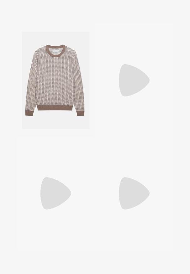 Beige genser med rund hals og strukturert strikkemønster, kontrasterende lyse detaljer, samt ribbestrikkede mansjetter og kant. Mykt stoff med en avslappet passform.; Hvit bomull t-skjorte med korte ermer, rund utringning, avslappet passform, og ingen synlige logoer eller mønstre. Glatt tekstur og minimalistisk design.; Svart joggebukse laget av myk stoff, med elastisk midje med snøring, ribbede mansjetter og en liten logo på venstre lår.; Hvite skinnsneakers med perforeringer, rund tå, flat såle og tykke lisser, med en synlig swoosh-logo og "AIR" på hælen.