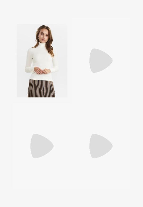 Hvid ribbet langærmet turtleneck med blød tekstur og tætsiddende design. Kombineret med brun og marineblå stribede bukser, der viser subtil elegance.; Brune viddebukser i en bomuldsblanding, med en frynset kant, frontknaplukning og klassisk fem-lomme design. Minimalistiske og alsidige.; Brun laklæder slingback pumpe med spids tå, lille blokhæle, krydsremdesign og dekorativ sløjfe detaljer foran.; Mango Shopping bags - dark brown