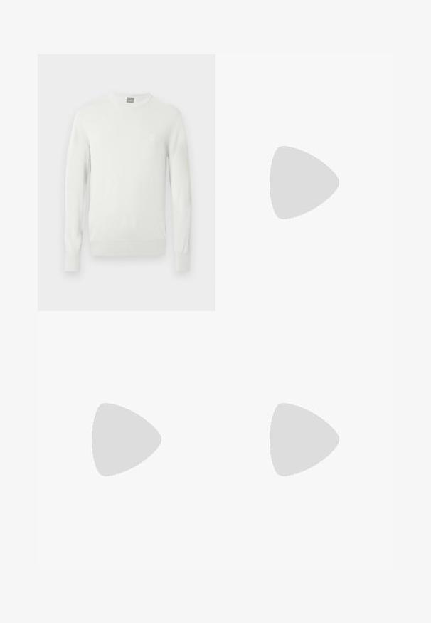 Camisola branca de malha canelada com decote redondo, mangas compridas e um pequeno emblema no peito. Textura suave e silhueta ajustada.; Camisa de algodão branca de mangas longas com decote redondo, fendas laterais na parte inferior e uma textura suave, mostrada de trás.; Calças de ganga azul claro com um design de perna reta, cinco bolsos, fecho de botão, desgaste mínimo e detalhes de costura em contraste.; Sapatilha branca com um cabedal em couro liso e de perfil baixo. Apresenta um bico redondo, seis ilhoses e uma sola de borracha texturizada.