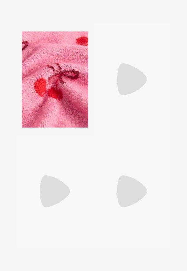 Różowa dzianina swetra o gładkiej fakturze, z czerwonymi wzorami wiśni i ciemniejszymi akcentami. Tło ukazuje miękką, puszystą powierzchnię.; Szara wełniana spódnica maxi o prostym kroju, z elastycznym pasem, charakteryzująca się miękką fakturą i gładkim wykończeniem. Brak widocznych wzorów lub akcentów.; Burgundowe sandały na obcasie z odkrytą piętą, z wąskim czubkiem i siateczkowym wierzchem. Posiadają smukły obcas oraz wycięcia, co zapewnia elegancki zarys.; Przezroczyste plastikowe okulary przeciwsłoneczne z szarymi soczewkami, prostokątny kształt, wytłoczone logo "Versace" na zausznikach, prezentujące nowoczesny design.