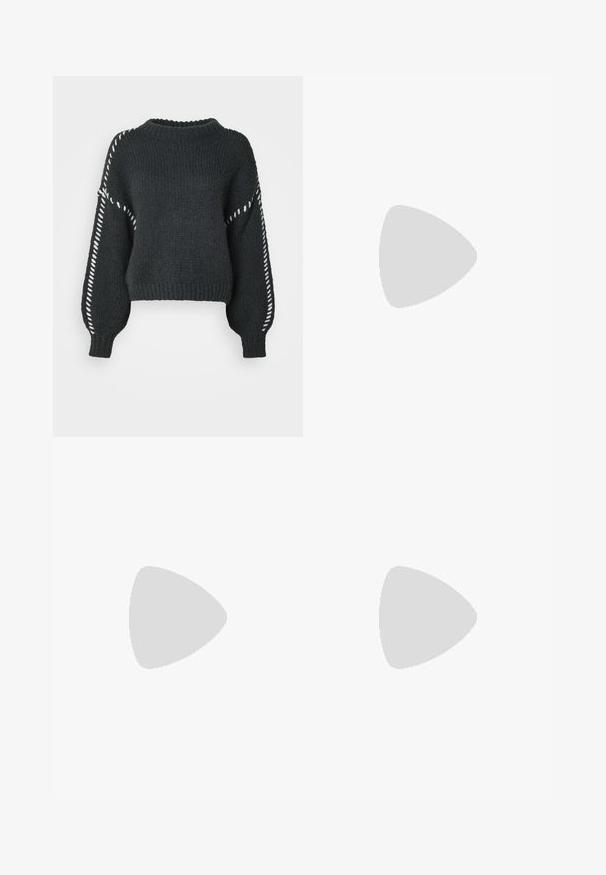 Vero Moda VMFENG O NECK  - Trui - asphalt; Grijze pinstriped skaterrok met een aansluitende tailleband, uitlopende A-lijnvorm en zachte stoftextuur. Verticale lijnen vergroten de visuele belangstelling.; Zwarte leren instappers met een gestructureerde zool, voorzien van een iets verhoogde blokhak en een textuur bovenkant, bevestigd met een voorkantriem.; Goudkleurige metalen oorbellen met een glad, afgerond driehoekig ontwerp en een post-back sluiting; reflecterend oppervlak met minimale details.