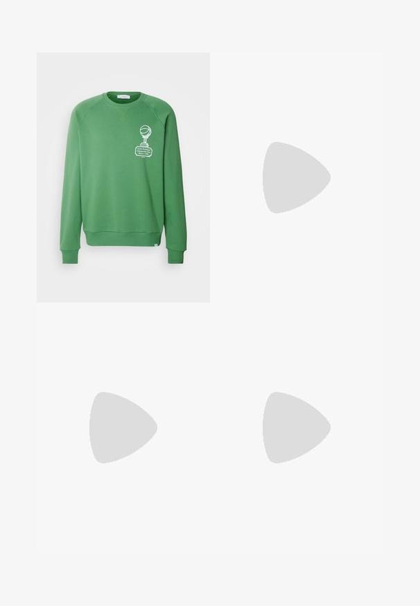 Sweatshirt verde com decote redondo, punhos e bainha canelados. Apresenta uma impressão branca de um troféu e texto na parte da frente.; As calças de ganga pretas de perna larga apresentam uma cintura alta, um design de cinco bolsos e um fecho de botões. O tecido tem um acabamento texturizado e suave.; Sapatilhas pretas de lona com biqueiras e atacadores de borracha brancos. O contraste nas costuras e os ilhós de metal acrescentam detalhe. Usadas com calças bege e tecido preto.; Conjunto de sete anéis de prata com vários designs, incluindo padrões torcidos, entrelaçados e gravados. Diferentes formas e larguras.