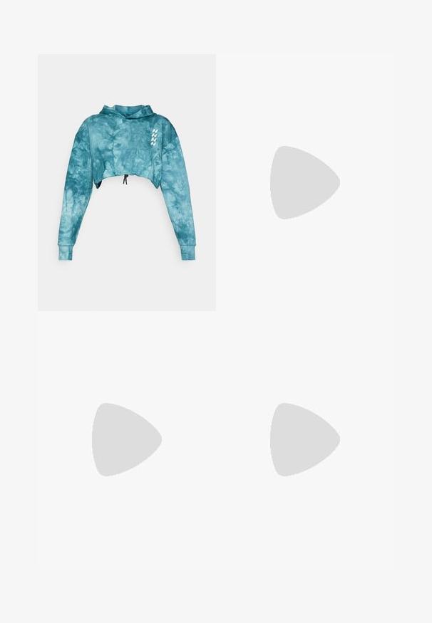 Nebbia RE-FRESH - Hættetrøje - green; Lys grøn kortærmet tætsiddende t-shirt med rund halsudskæring, glat tekstur og et diskret logo på fronten til venstre.; Grå atletiske shorts med en glat tekstur, høj talje og flade sømme. Har et lille sort logo på den nederste venstre side.; Hvid atletisk sko med en tekstureret strikoverdel, en glat hvid mellemsål og en gummiydersål med et diskret mønster.