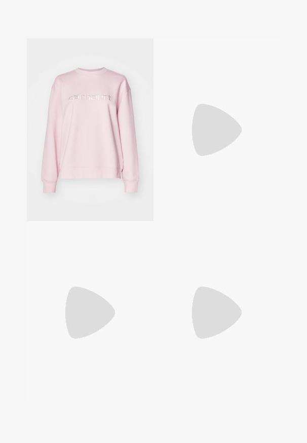 Svetloružová mikina s okrúhlym výstrihom, dlhými rukávmi a metalickým strieborným logom "carhartt" na hrudi. Mäkká látka, voľný strih.; Čierna rebrovaná midi sukňa s priliehajúcim strihom, s bielymi bočnými pruhmi a malým bielym emblémom na ľavej strane.; Čierna športová obuv s priehľadnou vrchnou časťou, ružovými akcentmi a čiernymi pruhovanými detailmi. Obsahuje štruktúrovanú podrážku a štítok s logom na päte.; Zlaté kruhové náušnice, tenké a okrúhleho tvaru, s hladkým kovovým povrchom a bez ozdôb alebo vzorov.