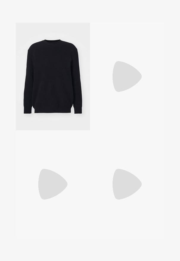 Zwart geribbeld sweater met lange mouwen en een ronde halslijn. Gemaakt van zacht gebreid stof, met een relaxte pasvorm en zonder zichtbare hardware-details.; Witte katoenen t-shirt met korte mouwen en een ronde hals. Eenvoudig ontwerp zonder patronen of accenten. Glad textuur.; Zwarte broeken met een rechte pasvorm, gemaakt van glad materiaal, met twee zijzakken en een sluiting met een knoop aan de voorkant.; Witte leren sneakers met een gladde textuur, ronde vorm, platte rubberen zool en witte veters. Heeft een minimalistisch ontwerp en subtiele branding.