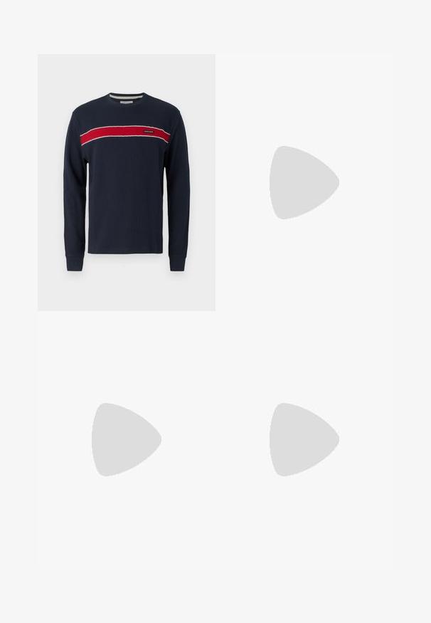 Marineblå ribbestrikket t-skjorte med lange ermer, prydet med en horisontal rød stripe med hvite detaljer og logo på brystet. Rund hals med tettsittende mansjetter.; Svarte skreddersydde bukser med rett passform, laget av glatt materiale. Har beltehemper og pressfolddetaljer foran.; Hvite skinnsko med en glat overflate, rund tå, flate lisser og teksturert såle. Grå semsket innfelt ved hælen.; Klare plastikk solbriller med rektangulære brune linser, med tynne, gjennomsiktige armer og metalldetaljer på templene.