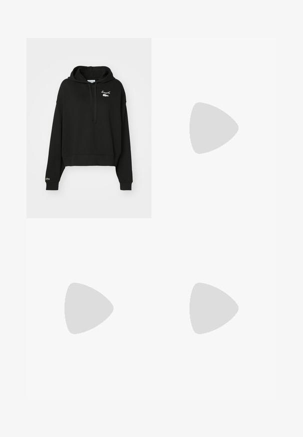 Felpa nera a cropped realizzata in materiale morbido, con cappuccio regolabile e logo ricamato bianco sul petto e dettaglio verde sulla manica.; T-shirt in cotone nero con scollatura rotonda, maniche corte e un piccolo logo ricamato verde sul lato sinistro del petto. Design semplice.; Pantaloni neri a gamba larga con vita elasticizzata. Realizzati in un materiale morbido e leggero. Presentano cuciture verticali sul davanti.; Scarpe sportive nere con pannelli in rete, dettagli in argento e sovrapposizioni nere texturizzate. Dotate di lacci e di una suola curvata e resistente.