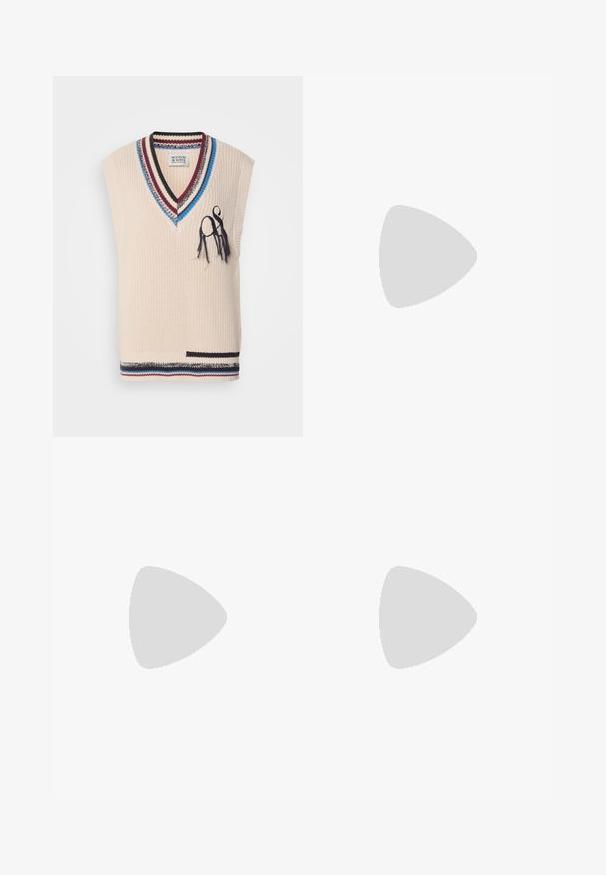 Beige pletená vesta s V-výstřihem, pruhovaný límec v modré, burgundské a černé barvě. Obsahuje dekorativní stehy a malý detail kapsy.; Tmavě modré džíny s širokým střihem vyrobené z denimové tkaniny, s vysokým pasem, oranžovým prošíváním, pěti kapsami a zapínáním na knoflík.; Bílé nízké tenisky s černým patním tabem, platformovou podrážkou, tkaničkami a logem Calvin Klein "CK" na boku.; Stříbrné kruhové náušnice s texturovaným designem a vertikálními drážkami. Kulatý tvar s pevným uzávěrem. Hladký povrch.