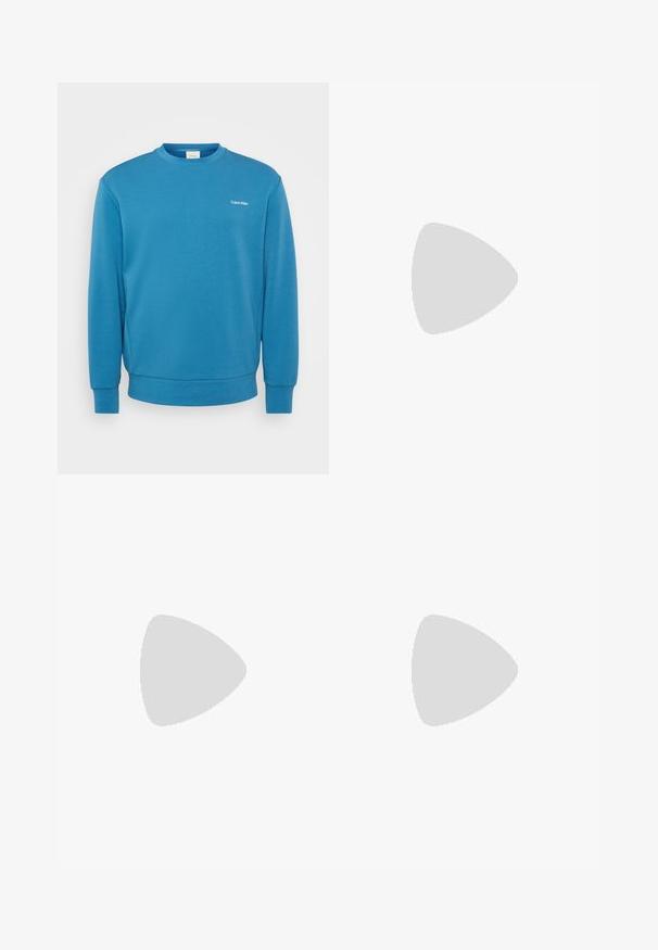 Blauwe sweatshirt van zacht materiaal, met een ronde hals, lange mouwen en een klein wit logo op de borst. Geribbelde manchetten en zoom.; Witte katoenen t-shirt met ronde hals, korte mouwen en een klein zwart "W.W." logo op de linkerborst. Gladde textuur, reguliere pasvorm.; Tan cargobroek gemaakt van duurzaam materiaal, met zijzakken, metalen hardwareaccenten, een rechte pasvorm en een reguliere tailleband.; Zwarte canvas sneakers met witte rubberen neuzen en veters. Contrasterende stiksels en metalen oogjes voegen detail toe. Gecombineerd met beige broek en zwarte stof.