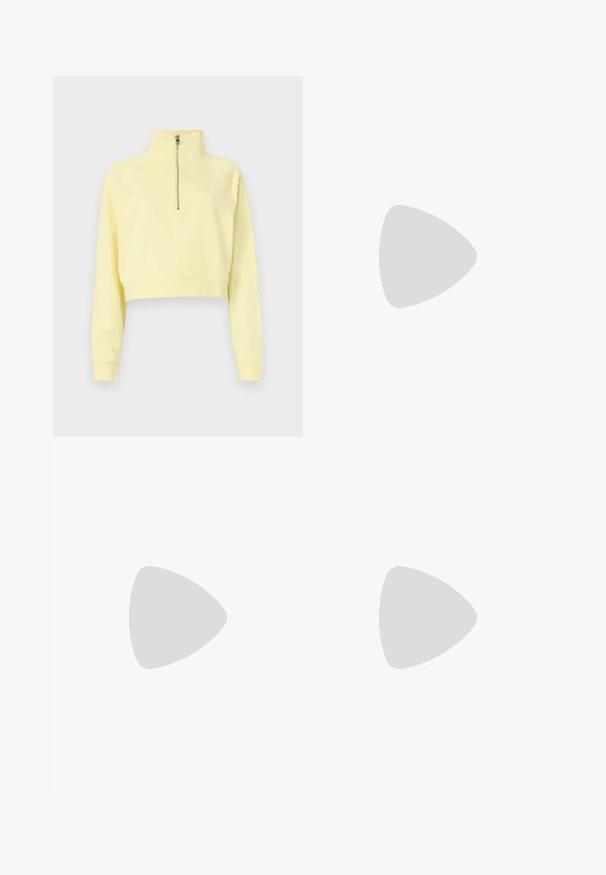Lys gul cropped sweatshirt med lynlås ved halsen, lange raglanÆrmer og en glat tekstur. Har en diskret logo detalje på forsiden.; Sorte bukser med lige pasform, der har dobbelte folder, en glat tekstur og et klassisk taljedesign. Ingen synlige hardware eller accenter.; Sorte læderpumper med spidse tæer og en chunky firkantet hæl. Glat tekstur, enkelt design, velegnet til formelle anledninger.; Sort læderhåndtaske i trekantet form med en slank rem og sølv hardware. Har lynlås-lukning og prægede logo på forsiden.