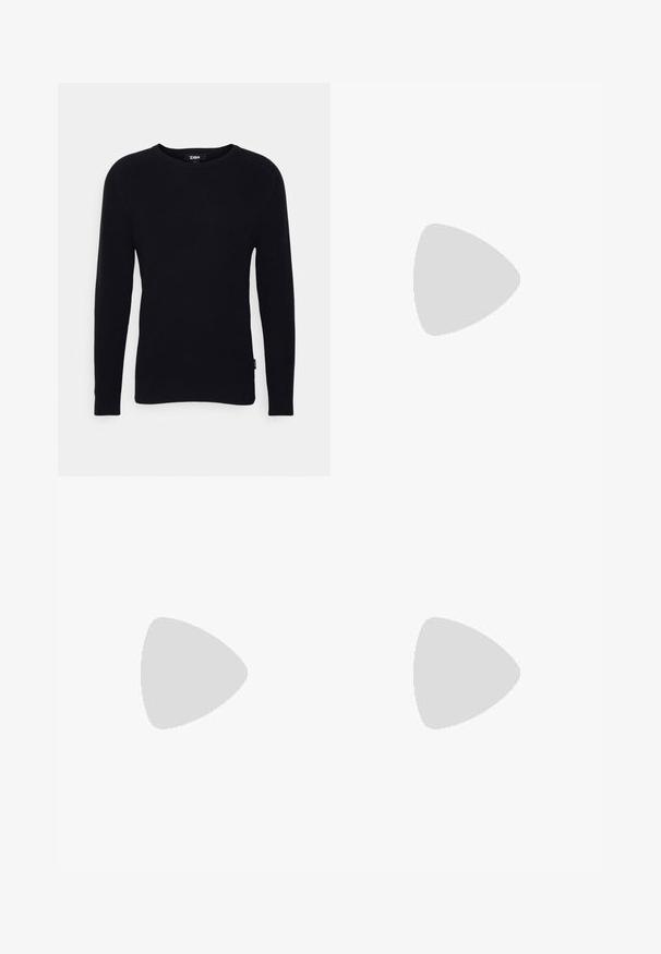 Zign REDEZIGN - Camisola - black; T-shirt de algodão azul-marinho com decote redondo e mangas curtas. Apresenta um logo branco da Nike no peito esquerdo e uma barra reta.; Calças de treino Nike azul-marinho feitas de uma mistura suave de algodão, com um cós elástico, pernas afuniladas e um pequeno logotipo branco de lado.; Sapatilha branca de couro com superfícies texturizadas, colarinho acolchoado e amortecimento de ar visível na sola. Apresenta atacadores e um design minimalista.