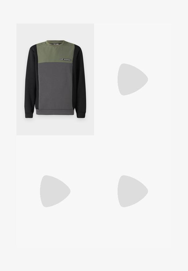 Sweatshirt i blokkfarger: mørk grønn øverste del, grå midtdel og svart nederste del. Har lange ermer og rund hals med logodetalj.; Filippa K TERRY CROPPED TROUSERS - Bukse - sage melange; Hvite lærersneakers med en jevn overflate, rund tå, flate lisser og en teksturert såle. Har en subtil logo på hælen.; Sorte, runde solbriller med mørke linser og slanke metalarmer. Inkluderer klare temple tips og sølvfargede detaljer ved hengslet. Minimalistisk design.