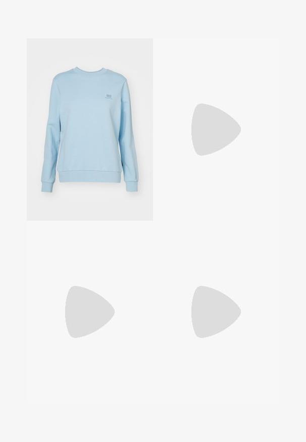 Napapijri NINA - Sudadera - blue clear; Pantalones de chándal azul claro con cintura elástica y cordón. Presentan un pequeño logo de Nike en el costado y están ajustados en los puños.; Zapatos deportivos azul claro con acentos blancos, paneles texturizados y cierre de cremallera. Presentan una suela con amortiguación de aire visible y suela de goma.; Un par de gafas de sol rectangulares con montura translucida azul clara y lentes gris oscuro, que cuentan con patillas rectas y detalles de hardware mínimos.