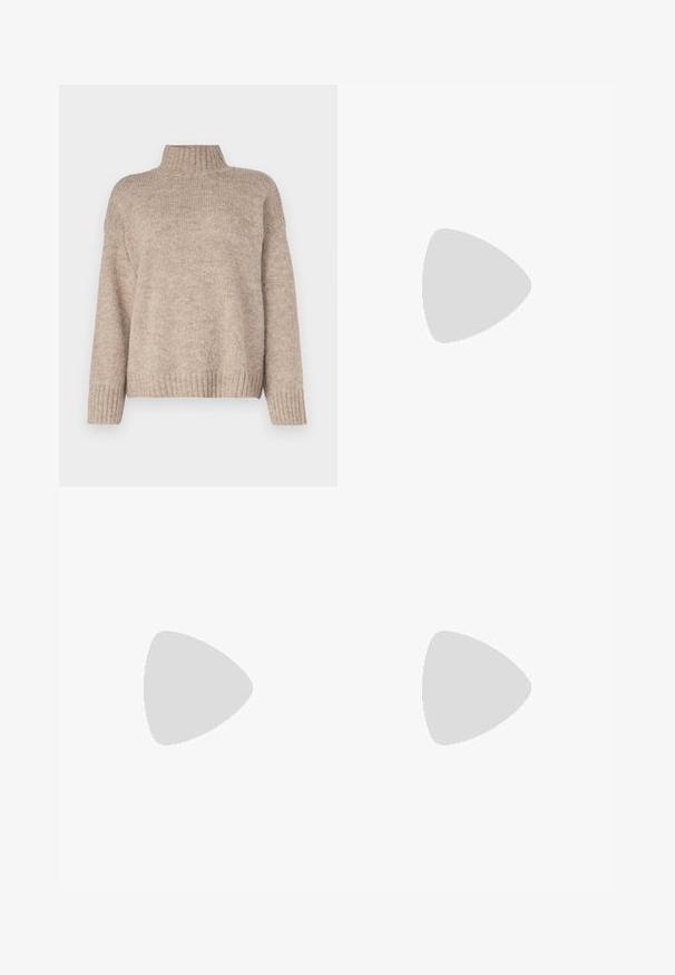 Beige stickad tröja med hög ribbad halsringning, löst passform och ribbade ärmslut och fåll. Mjuk textur med en avslappnad design.; Svart, kortärmad polotröja i ribbat tyg med en smal passform och hög krage. Enkel och strukturerad mönster.; Mörka jeans med utsvängd benform och åtsittande midja, med en knappstängning framtill, fem fickor och syningar längs benen.; Bruna mocka ankelskor med en fluffig foder, tjock beige plattformssula och en dragflik bak. Texturerad yta med synliga sömdetaljer.