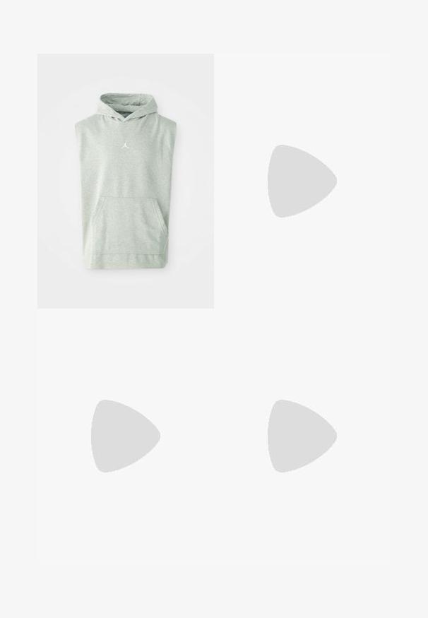 Beigė be rankovių mikrokurta, pagaminta iš minkštos medžiagos, su priekinėmis kišenėmis ir mažuoju baltu Jumpman logotipu ant krūtinės.; Balta medvilninė marškinėlių užsagėlė su trumpomis rankovėmis, apvaliu kaklu, laisva forma ir be matomų logotipų ar raštų. Lygi tekstūra ir minimalus dizainas.; Juodi sportiniai džinsai, pagaminti iš minkštos medžiagos, su elastingu juosmeniu ir raišteliu, su įsiūtomis rankovėmis ir mažu logotipu kairiajame šlaunyje.; Balti odiniai sportiniai bateliai su perforacijomis, apvalia nosimi, plokščiu padu ir storomis raištelėmis, su matomu swoosh logotipu ir "AIR" ant kulno.