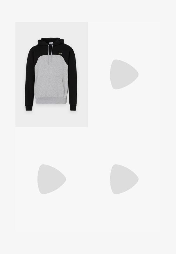 Felpa con cappuccio caratterizzata da un corpo nero, pannello frontale grigio, cordino e un piccolo logo verde sul petto. Morbido cotone misto dalla texture piacevole.; Jeans di denim azzurro chiaro con una vestibilità ampia, gambe dritte, design a cinque tasche e chiusura con bottone in vita. Dettagli di cucitura minimalista.; Sneaker Lacoste grigie scure in materiale mesh e sintetico, con suola testurizzata e dettagli marroni sul colletto e sul branding.; Marsupio in stampa tie-dye blu scuro con una parte superiore con zip, materiale testurizzato e un logo ben visibile sul davanti.