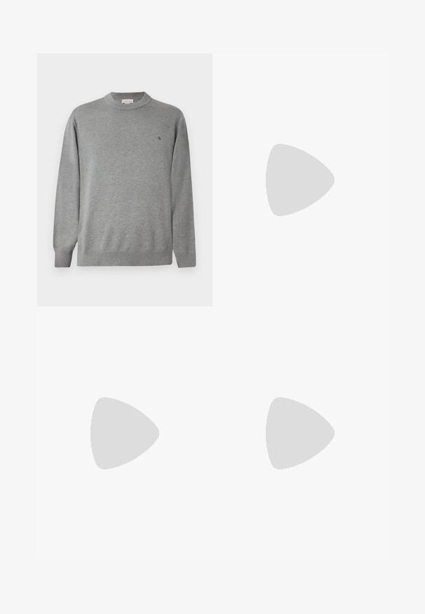 Sweater de gola redonda em cinza claro, feito de tecido de malha. Apresenta punhos e barra canelados, com um pequeno logotipo preto no lado esquerdo do peito.; Camisa de algodão branca de mangas longas com decote redondo, fendas laterais na parte inferior e uma textura suave, mostrada de trás.; Calças de ganga azul claro com um design de perna reta, cinco bolsos, fecho de botão, desgaste mínimo e detalhes de costura em contraste.; Sapatilha branca com um cabedal em couro liso e de perfil baixo. Apresenta um bico redondo, seis ilhoses e uma sola de borracha texturizada.