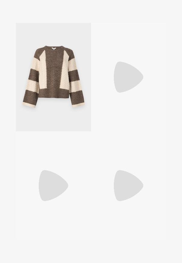 Pull en tricot marron et crème avec un motif de tricot en câble sur les manches, design court et ourlet large côtelé. Col rond, coupe ample.; T-shirt noire à manches longues en tissu côtelé. Elle présente un col rond et une coupe ajustée sans motifs ni accents visibles.; Pantalons en denim noir à jambes larges avec une taille haute, un design à cinq poches et des coutures discrètes. Le tissu a une finition lisse et légèrement texturée.; Mocassins en cuir noir avec une finition lisse, présentant un détail cousu et une bande surélevée à l'avant, reposant sur une surface métallique.; Lunettes de soleil en forme d'œil de chat avec une monture en plastique noir brillant, des verres foncés et des détails dorés sur les branches. Design angulaire avec des lignes épurées.; Sac à épaule en cuir noir avec une forme incurvée, une bandoulière ajustable, des accents en matériel doré et une surface lisse et texturée.