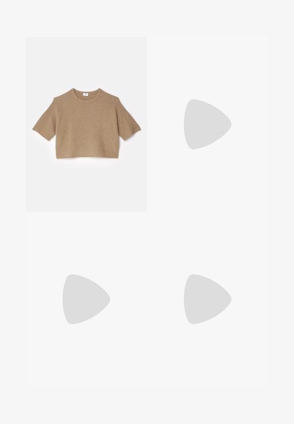 Filippa K TEE - Trui - taupe; Zwarte broek gemaakt van gladde stof met een hoge taille, wijde benen, voorplooien en klassieke ceintuurlussen. Geen zijzakken zichtbaar.; Zwarte leren sandaal met een geweven riemdetail, platte zool en een strak ontwerp. Gladde textuur en minimalistisch profiel.; Zwarte leren schoudertas met twee vo pockets, gouden gespen, ritsluiting en een smalle band. Tekstuur oppervlak en compacte rechthoekige vorm.