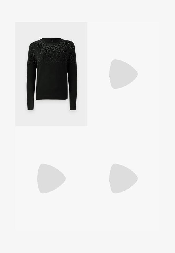 Must mustreeritud must kampsun pika varruka, ümmarguse kaeluse ja hõbedaste kaunistustega ülaosas, millel on gradient. Ribaga äär ja mansetid. Pehme tekstuur.; Mustmustest mustriba, mis on valmistatud kergest kangast, paindliku vöökoha ja pehme, voolava äärisega, millel on lainelised servad.; Mustad mustekat kummikud, millel on ruudukujuline varvas, kitsenev konts ja vertikaalne õmbluse detail välispuudel. Sile tekstuur.; Hallid hall pitsakene ja oliiviroheline kõrge vöökohtadega seelik. Mudel hoiab käes valget õlakotit, millel on lõikega detailid. Lihtne disain, vormiline siluett.