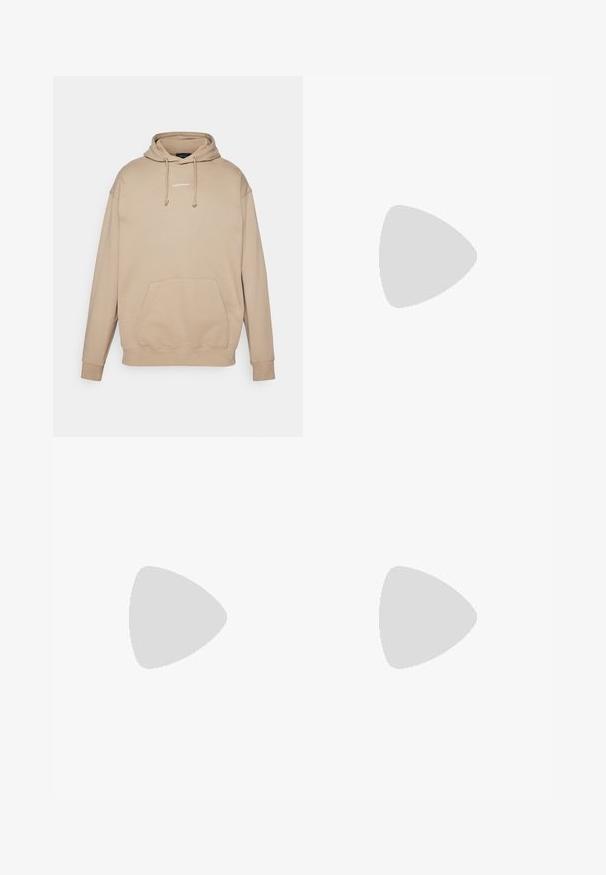 Beige Hoodie mit Kängurutasche, Zugband und weißem Logo auf der Brust. Weiches Baumwollmaterial mit gerippten Bündchen und Saum.; Schwarze Jogginghose mit elastischem Bund, gerippten Knöcheln und einem kleinen weißen Nike-Logo auf der linken Seite. Hergestellt aus weichem Textilgewebe.; Schwarzer Sportschuh mit einem strukturierten Obermaterial aus Stoff, weißem Nike-Swoosh und dicker weißer Sohle. Verfügt über eine Zuglasche an der Ferse für einfaches An- und Ausziehen.; Schwarze Plastiksonnenbrille mit grünen Gläsern, quadratischen Rahmen, silbernem Akzent auf der Augenbraue und strukturierten Bügeln. Angegebene Marke auf dem inneren Bügel.