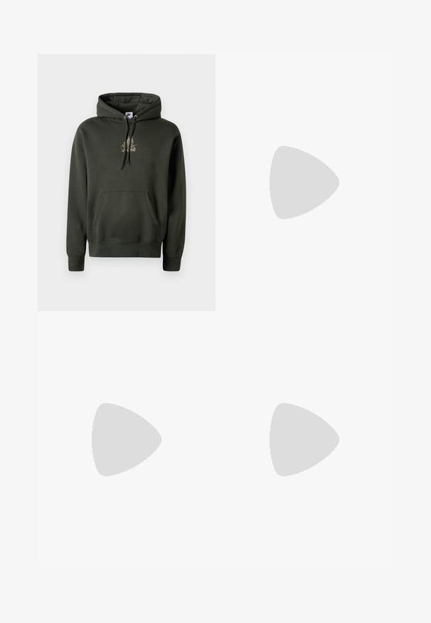 Dunkelgrüner Hoodie mit einer Kängurutasche, verstellbarem Kordelzug und kleinem goldenen Aufdruck auf der Brust. Weicher Stoff mit gerippten Bündchen.; Olivenfarbener Baumwoll-T-Shirt mit kurzen Ärmeln, ausgestattet mit einem großen gemusterten "N"-Logo in Beige und einem kleinen pinken Nike-Swoosh auf der Brust.; Braune Cargo-Shorts mit geradem Schnitt, zwei Seitentaschen und einer vorderen Knopfleiste. Hergestellt aus strapazierfähigem Baumwollstoff mit matter Oberfläche.; Grauer Sportschuh mit einem Obermaterial aus Mesh und Wildleder, weißen Akzenten, einer gepolsterten Sohle und einem charakteristischen Design mit reflektierenden Elementen.