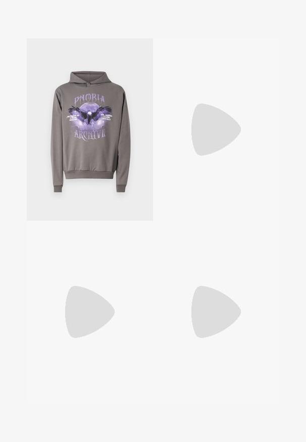 Felpa grigia con cappuccio caratterizzata da una stampa grafica di un'aquila e una luna in viola, con il testo "PHOBIA ARCHIVE" e dettagli dell'evento. Tessuto morbido, vestibilità regolare.; Jeans in denim grigio con un taglio dritto, design a cinque tasche e chiusura con bottone in vita. Textura leggermente scolorita su tutta la superficie.; Sneaker bianche e nere con parte superiore in pelle liscia, dettagli testurizzati e suola bianca spessa. Presentano un classico design con lacci.; Zaino in pelle nera con un design strutturato, chiusura a ribalta, chiusura a singolo gancio, tasche laterali e un accento in tessuto decorato alla base.