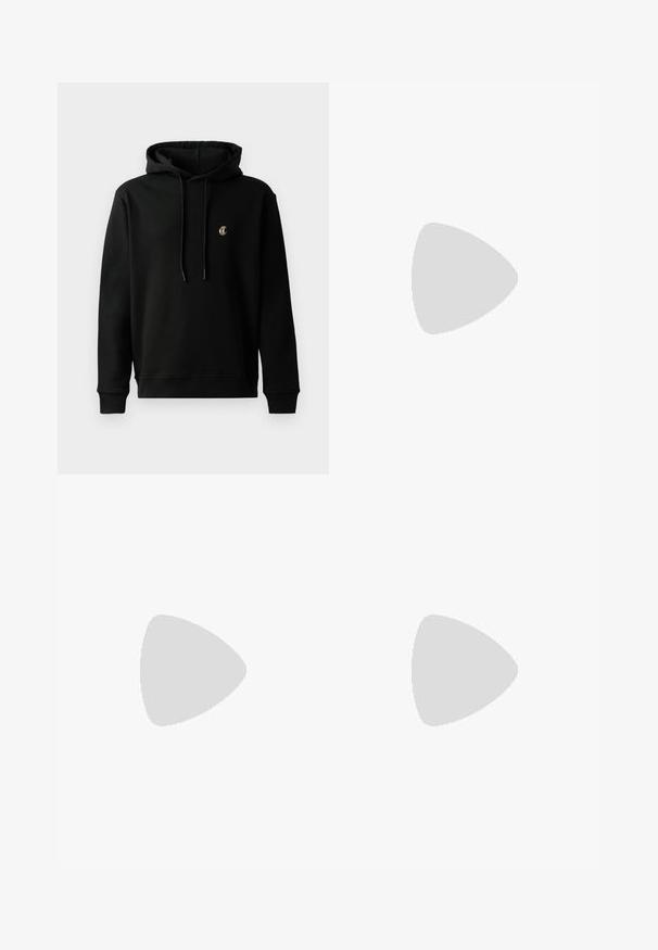 Felpa nera con cappuccio in cotone misto, dotata di tasca a kangaroo sul davanti, cappuccio regolabile con coulisse e un piccolo logo ricamato sul petto.; Jeans in denim blu con taglio dritto, caratterizzati da un motivo testuale ripetuto "Vivienne Westwood" in bianco. Design classico a cinque tasche.; Mocassino da uomo in pelle nera con tacco basso e design classico a striscia, mostrato in profilo laterale su sfondo bianco.; Borsa a tracolla in pelle nera con finitura testurizzata, dettagli in metallo, tracolla regolabile e chiusura a patta con dettagli in fibbia.
