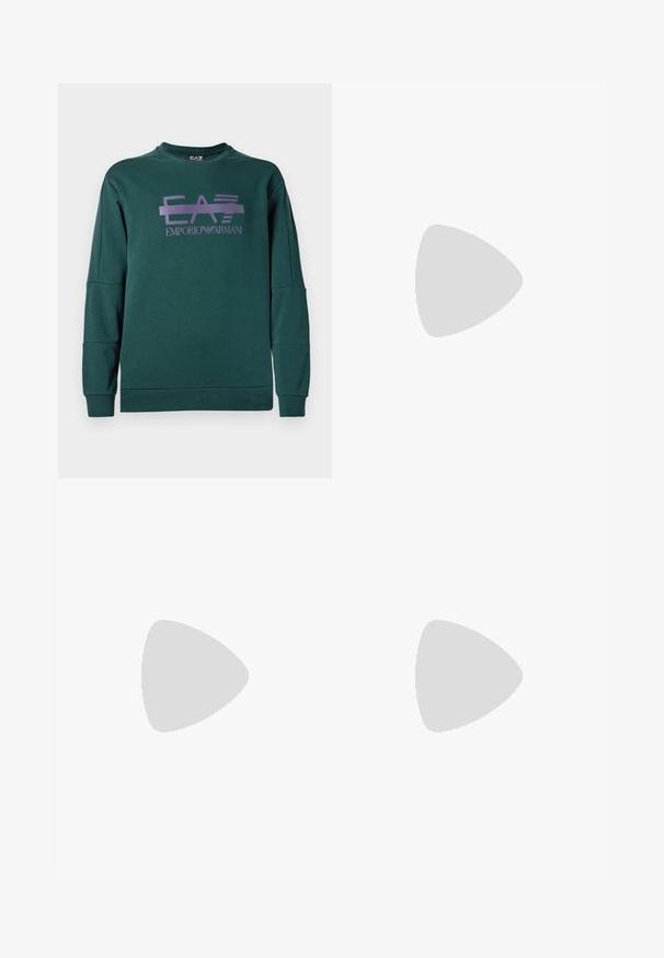 Sweatshirt verde feito de tecido macio, apresentando um design gráfico roxo com o texto "EA7" e "EMPORIO ARMANI". Punhos e bainha canelados.; T-shirt de algodão branco com mangas curtas, decote redondo, e um pequeno logo preto EA7 no lado esquerdo do peito. Textura suave, ajuste padrão.; Calças de treino beje claro com cintura elástica e punhos elásticos. Apresenta um logo preto impresso na perna esquerda. Tecido com textura suave.; Sapatilhas de couro preto com uma superfície texturizada, design de atacadores, cano baixo, e uma sola de borracha cinza com uma borda estriada.