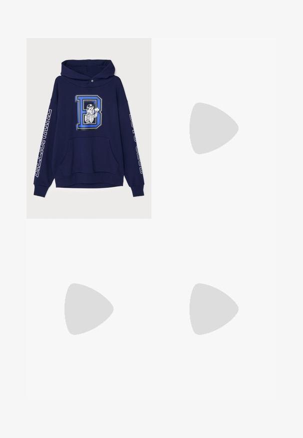 Námornícky modrá mikina s kapucňou vyrobená z bavlny, s veľkým grafickým motifom postavy a písmena "D". Obsahuje predné vrecko a biely text na rukávoch.; Biely bavlnený tričko s okrúhlym výstrihom, krátkymi rukávmi a rovnom strihom. Bez vzorov a ozdôb, hladká textúra a jednoduchý dizajn.; Tmavé denimmové nohavice s voľným strihom, modrými grafickými vzormi a zapínaním na gombík. Tkanina má textúrovaný vzhľad a rovné nohavice.; Béžové mokasíny s embosovaným vzorom, červeným akcentom a lesklým čiernym podpätkom. Majú páskovo s detailom s prackou. Ploché čierne podrážky.
