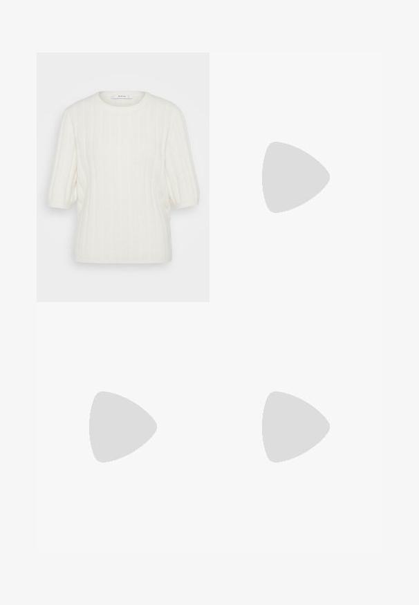 Cremfarbener gestrickter Pullover mit gerippter Textur, kurzen Ärmeln und rundem Ausschnitt. Der Stoff wirkt weich und leicht strukturiert.; Schwarze Denim-Jeans mit weitem Bein, Reißverschluss vorne, Fünf-Taschen-Design und dezenten Stickdetails. Glatte Textur und lässiger Stil.; Schwarze Riemensandale mit zwei goldenen Schnallendetails, glattem Material, flachem Sohlen und minimalistischer Gestaltung.; Handtasche aus blauen Denim mit Logo-Muster, silberner Hardware, einem kurzen Tragegriff und einem abnehmbaren Schulterriemen. Rechteckige Form mit Klappenverschluss.
