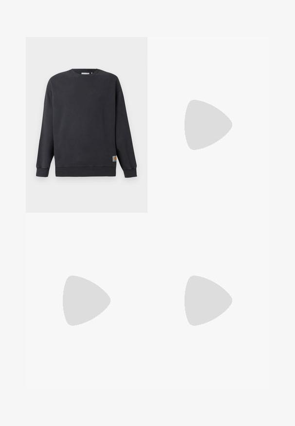Mørkegrå crewneck genser med ribbestrikkede mansjetter og nederkant. Har et lite vevd logomerke på nederste venstre side. Laget av bomull, med glatt tekstur.; Sorte, joggebukser med elastisk liv, løs passform, mansjetter på ankler, glatt tekstur og uten synlige mønstre eller hardware-detaljer.; Hvit Nike Air Max 90 sneakers med øvre del laget av mesh og skinn, perforert tåboks og en synlig luftenhet i hælen.; Sorte solbriller med mat finish, rektangulære linser, lett kurv på brillestengene, diskret logo detaljer, og røyktinted linser.