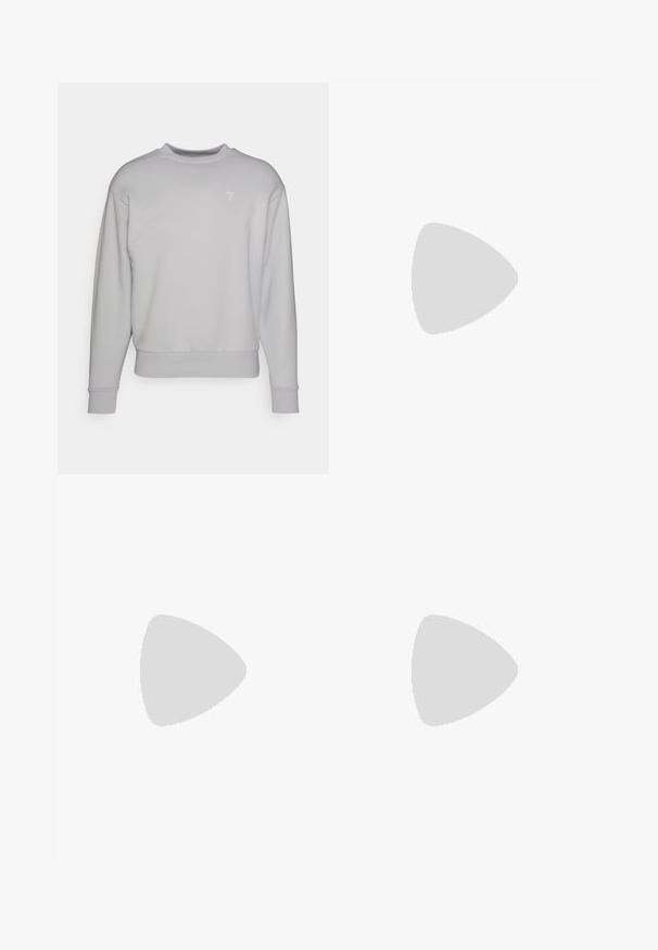 Felpa grigia chiara con scollo a girocollo, maniche lunghe e polsini a costine. Presenta un logo bianco discreto sul lato sinistro del petto. Tessuto morbido.; T-shirt bianca a maniche corte realizzata in cotone, con scollo rotondo e una texture liscia, dal taglio dritto e senza fantasie.; Jeans in denim blu chiaro con design a gamba dritta, chiusura con bottone e cinque tasche. Sbiadimenti visibili sulle cosce; dettagli cuciti in arancione.; Scarpa da ginnastica New Balance con tomaia in rete, prevalentemente bianca con accenti grigi e blu navy, caratterizzata da una soletta imbottita e dettagli testurizzati.