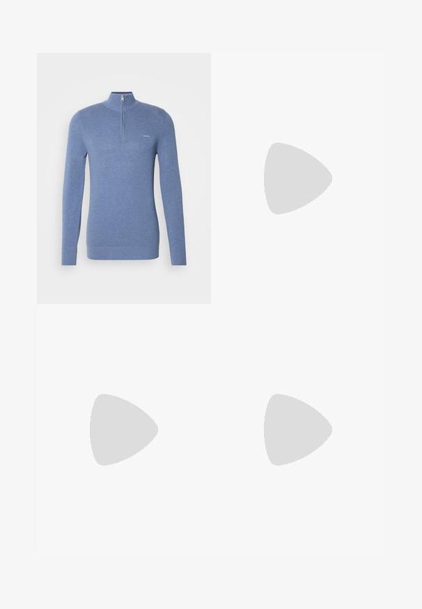 GANT HALFZIP - Pulóver - denim blue melange; Fekete nadrág egyenes szárú kialakítással, sima anyagból készült. Elöl redők és egy gombos záródás található a derékon.; Fekete bőr loaferek sima felülettel, díszítő pánttal és kontrasztos varrással, bézs nadrággal párosítva.; Fekete bőr pénztárca textúrázott felülettel, dupla cipzáras rekeszekkel, leválasztható kerek kártyatartóval és állítható pánttal.