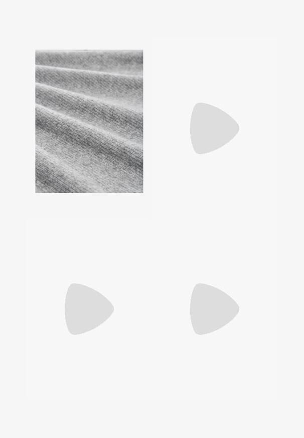 Tessuto grigio chiaro con una trama fine, caratterizzato da pieghe morbide e un motivo leggermente melangiato, che illustra un aspetto accogliente e caldo.; Pantaloni neri con un design a gamba dritta, dotati di due tasche frontali e di una vita. Realizzati in un tessuto morbido e leggero.; Sandali con tacco in suede nero, dotati di un ampio tacco a blocco, fascia alla caviglia regolabile, design con punta aperta e dettagli a contrasto cuciti.; Borsa a tracolla in pelle nera con due manici lunghi, una texture liscia e una forma strutturata. Presenta una tasca frontale per ulteriore spazio di archiviazione.