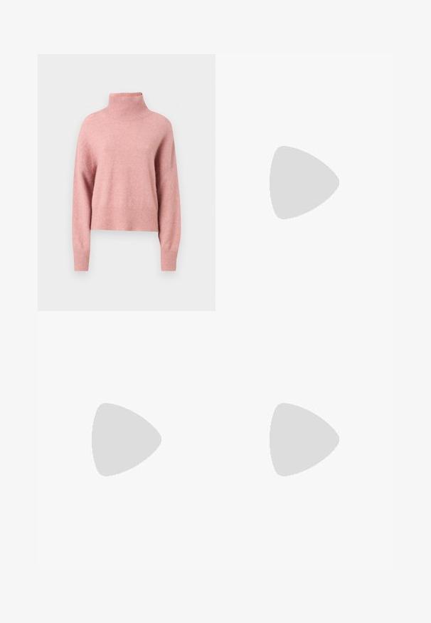 Hellrosa, grob gestrickter Rollkragenpullover mit langen Ärmeln und geripptem Saum. Sanfte Textur, cropped Design und lockere Passform.; Helle blaue Denim-Jeans mit hoher Taille, weitem Beinschnitt, zwei seitlichen Taschen und gefaltetem Design. Weiche Textur mit einem ausgebleichten Finish.; Schwarzer spitz zulaufender Slingback-Schuh mit niedrigem Absatz, der aus glattem Leder gefertigt ist und seitliche Ausschnitte für Atmungsaktivität aufweist.; Schwarze Lederhandtasche mit strukturiertem Design, doppelten oberen Griffen, goldfarbenem Schnallenakzent und geprägtem Markenlogo auf der Vorderseite.