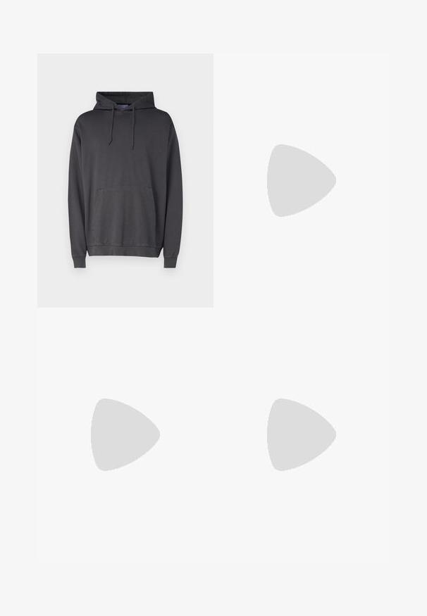 Grauer Hoodie aus weichem Stoff, mit einer vorderen Kängurutasche, Kapuze mit Kordeln und gerippten Bündchen und Saum.; Zwei Rundhals-T-Shirts in Schwarz und Olivgrün, aus weichem Baumwollstoff gefertigt. Das Design ist schlicht mit kurzen Ärmeln und geradem Schnitt.; Schwarze Sporthosen aus strukturiertem Stoff, mit verstellbarem Bund, seitlicher Reißverschlusstasche und schmal zulaufenden Bündchen.; Weiße Ledersneaker mit einer dicken cremefarbenen Sohle, navyfarbener Ferse und seitlichem Logo. Glatte Textur, minimalistisches Design mit Schnürverschluss.